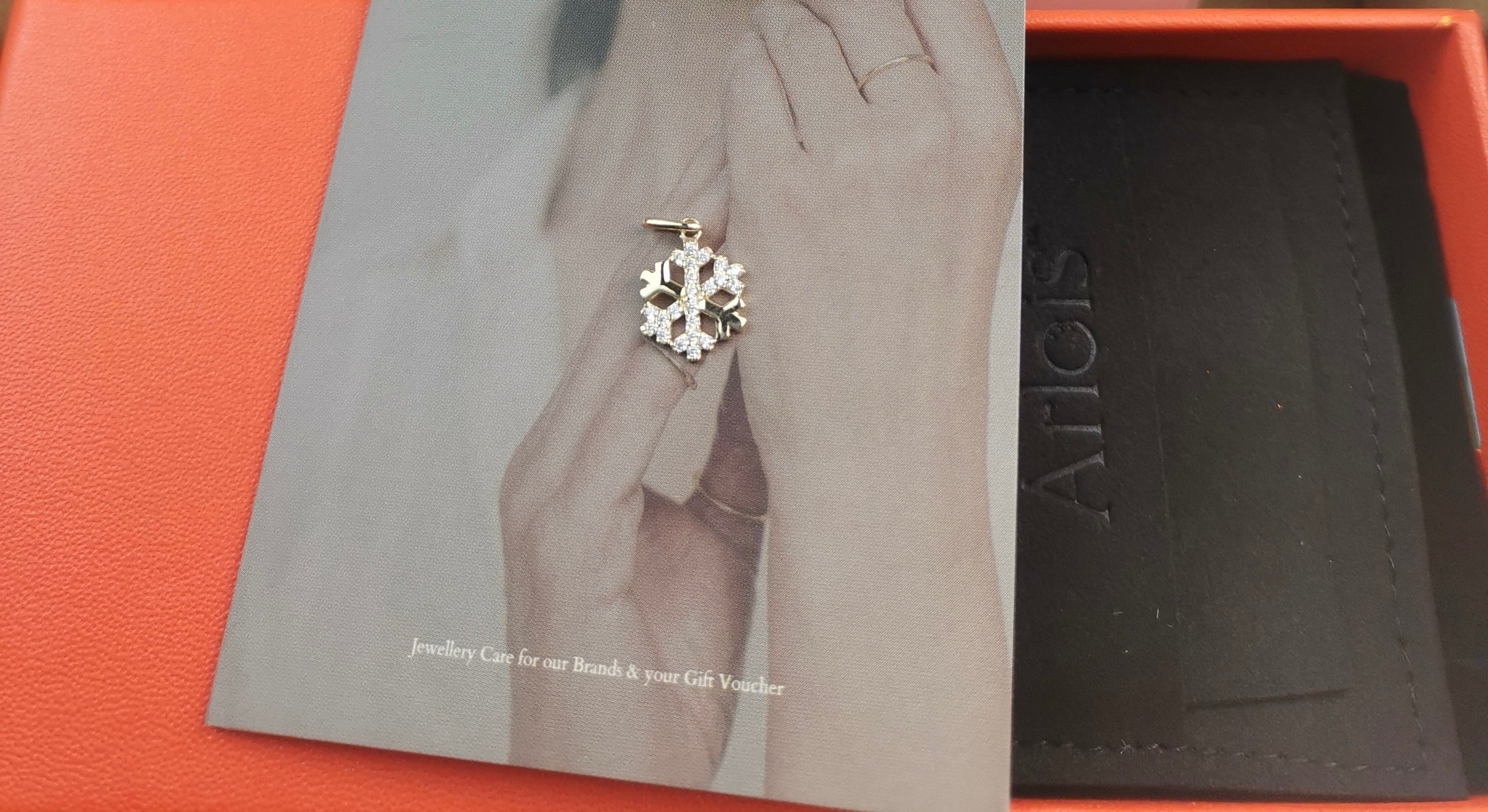 Frosted Snowflake Charm
Pendant