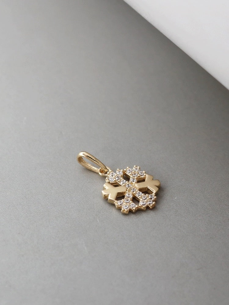 Frosted Snowflake Charm
Pendant