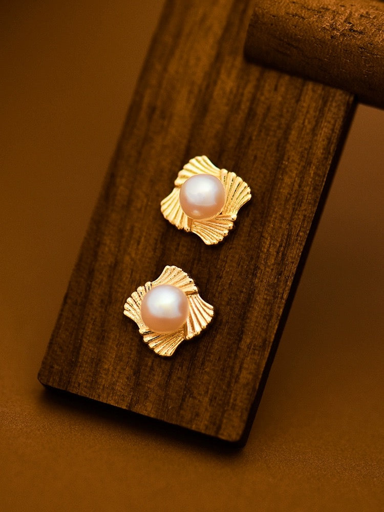 Fan Dish Pearl Stud Earrings