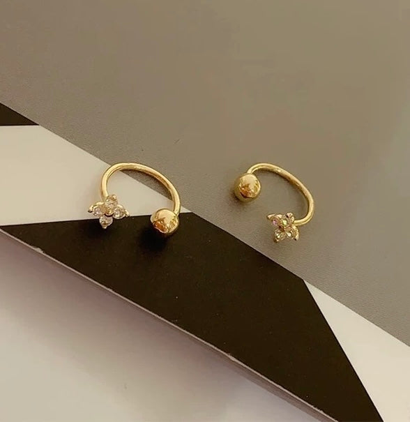 U-Bar Mini Moissanite Flower Stud Earrings