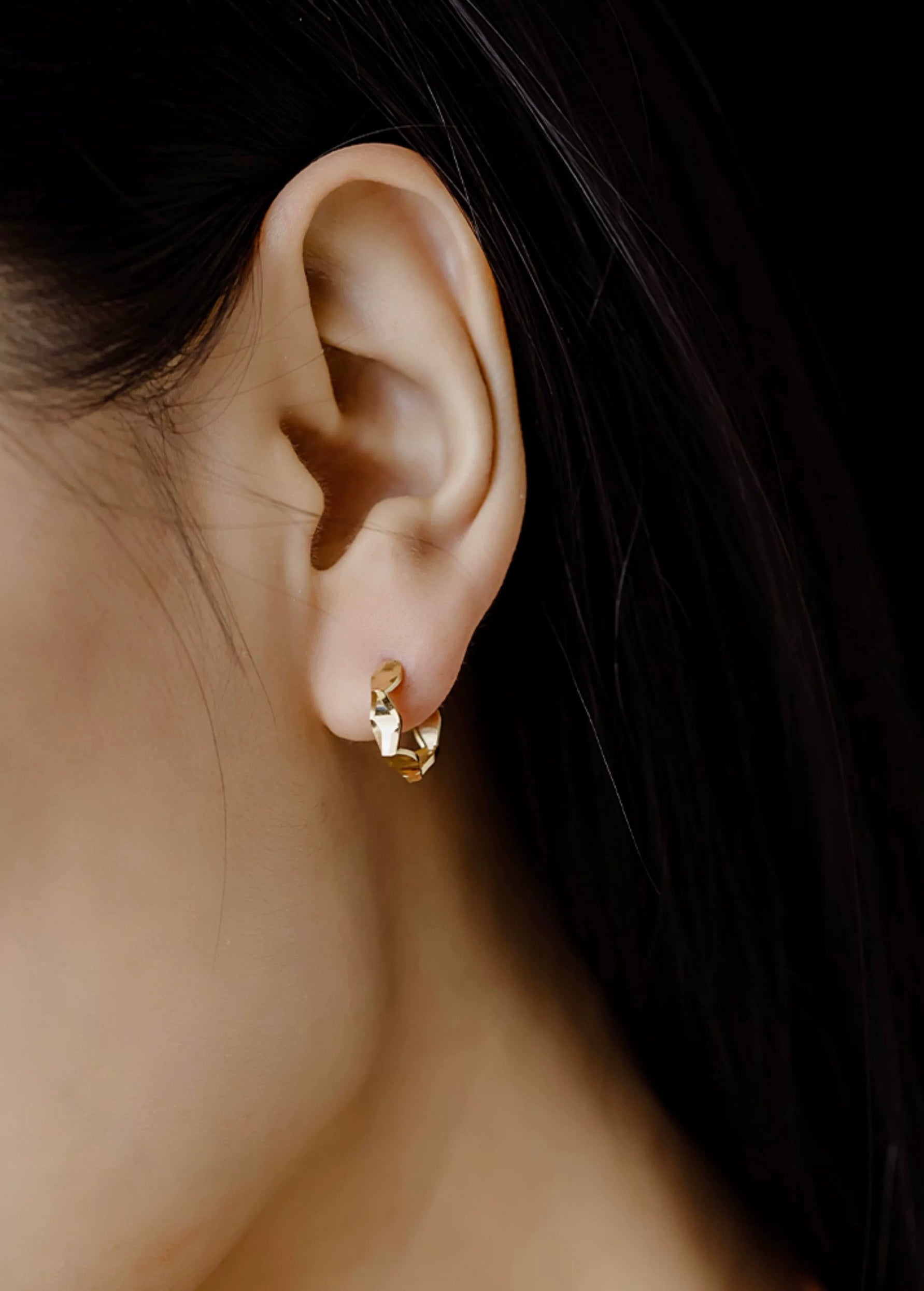 Raised Scallop Patterned Hoop Earrings