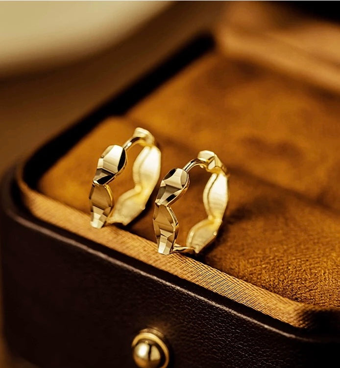 Raised Scallop Patterned Hoop Earrings