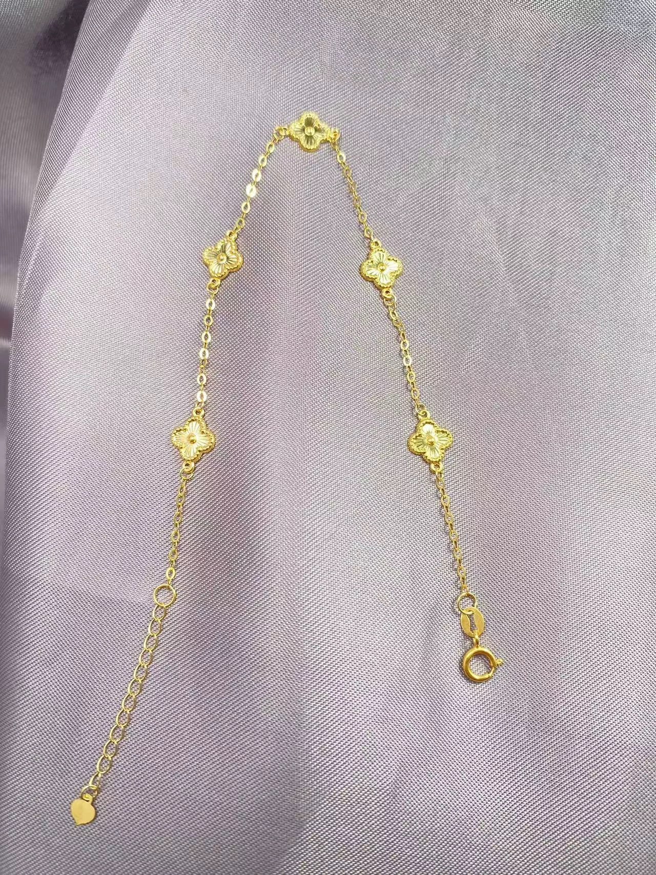 Clover Patterned Chain Bracelet