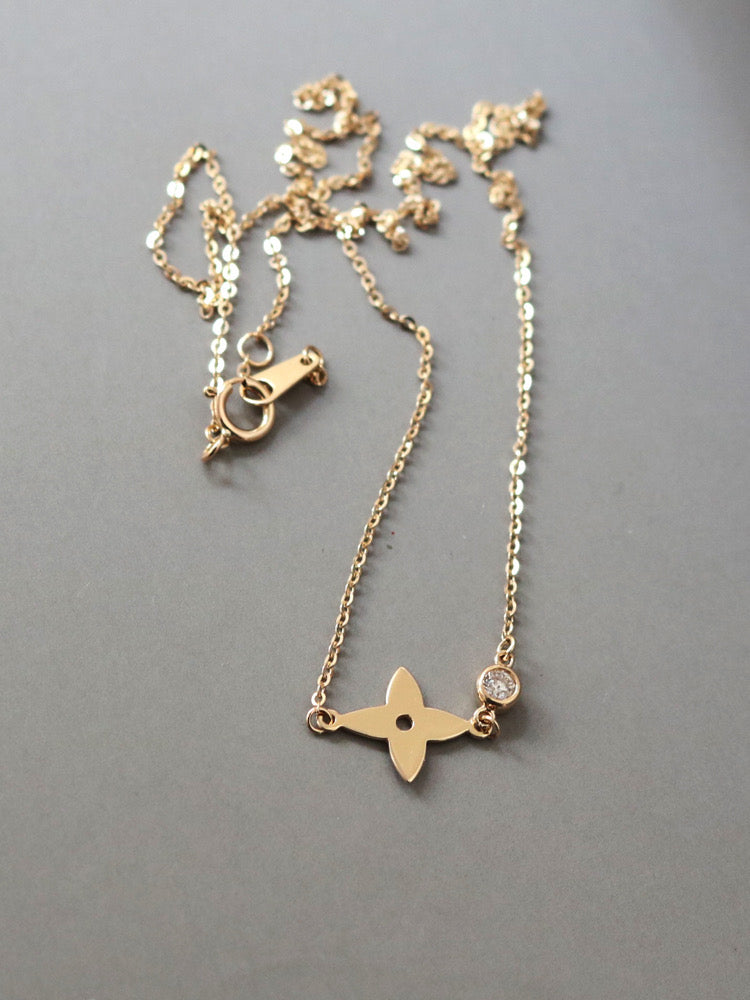 Kite Clover Bezel Necklace