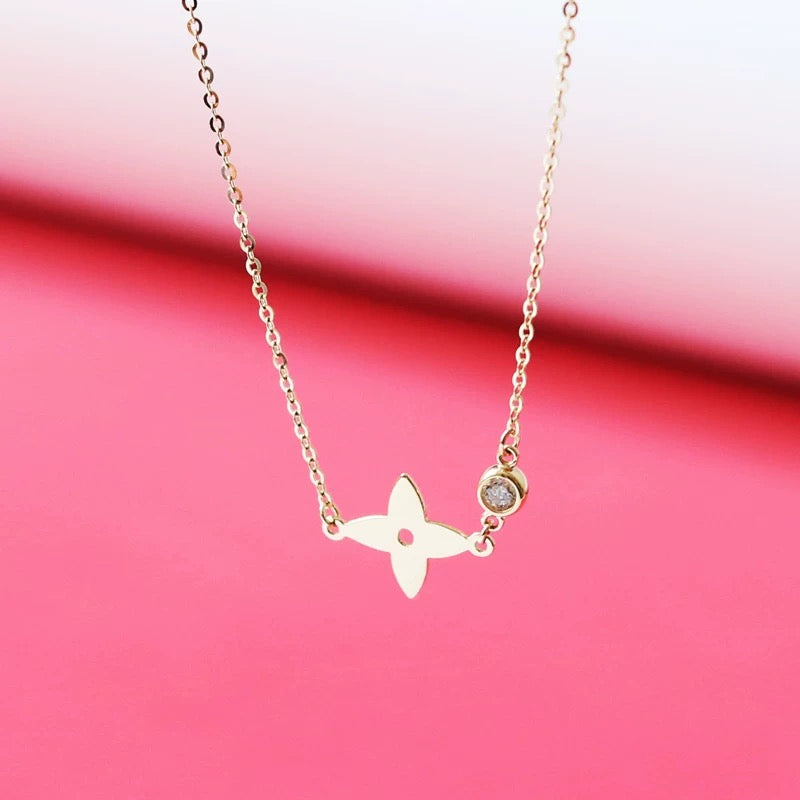 Kite Clover Bezel Necklace
