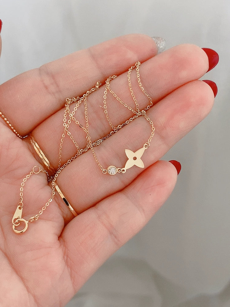 Kite Clover Bezel Necklace