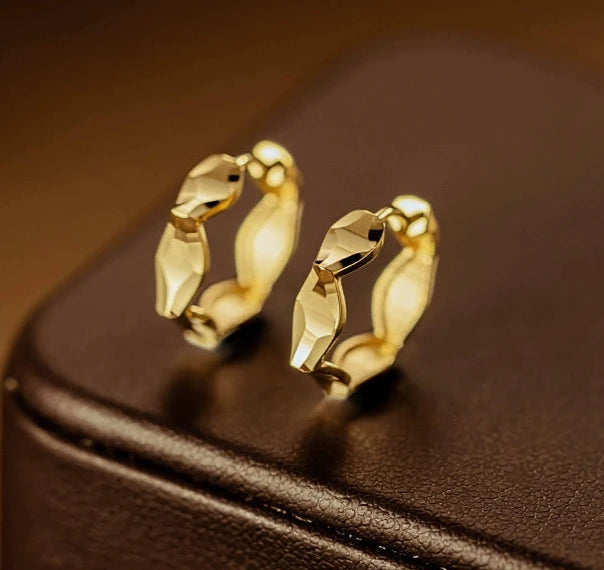 Raised Scallop Patterned Hoop Earrings