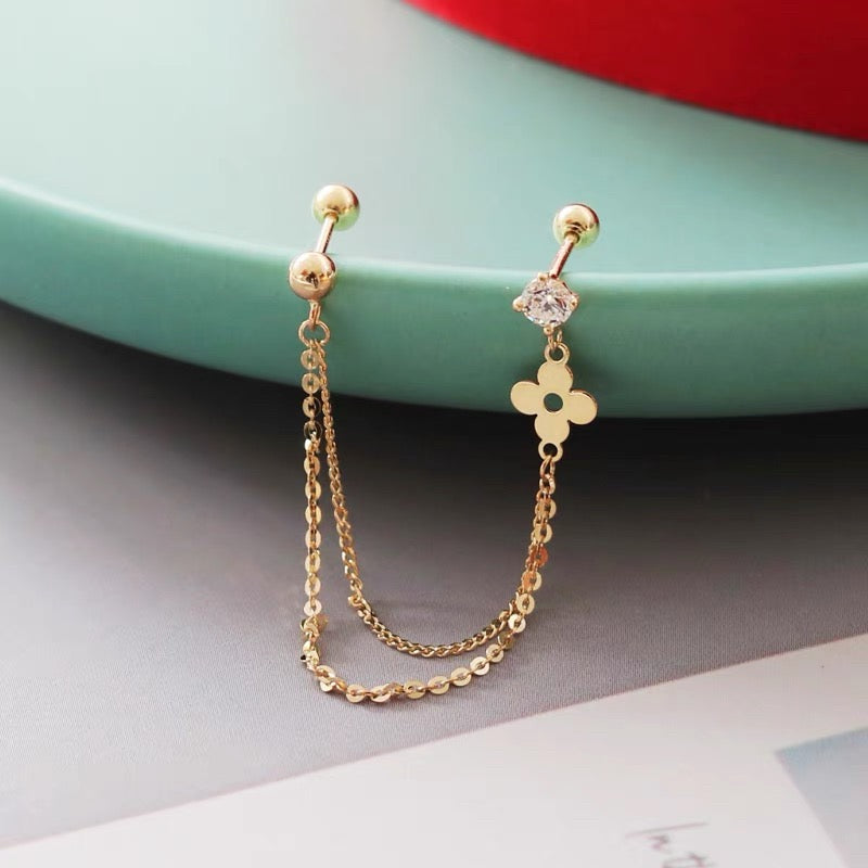 One Piece Daisy Solitaire Chain Stud Earring