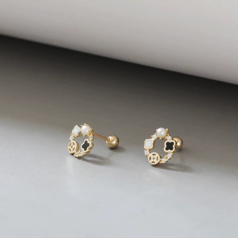 Clover Wreath Pearl Stud Earrings