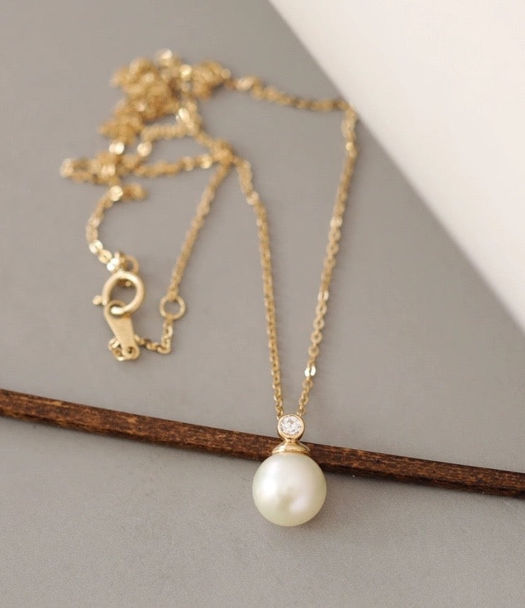 Bezel Hanging Pearl Necklace