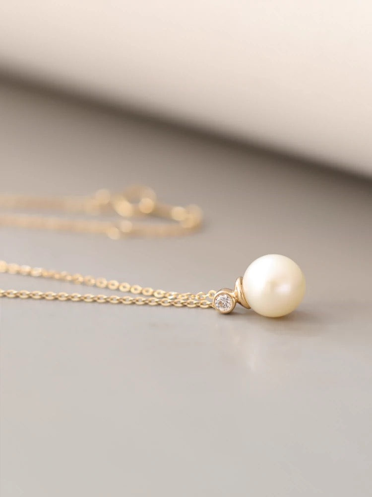 Bezel Hanging Pearl Necklace