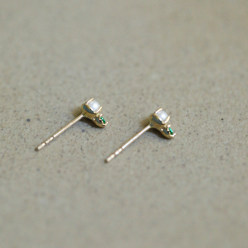 Elvie Pearl Stud Earrings