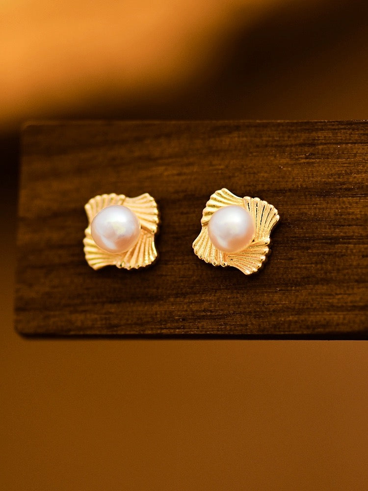 Fan Dish Pearl Stud Earrings