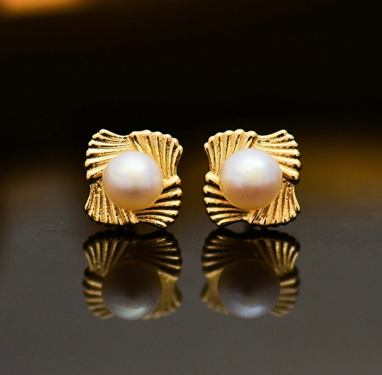 Fan Dish Pearl Stud Earrings