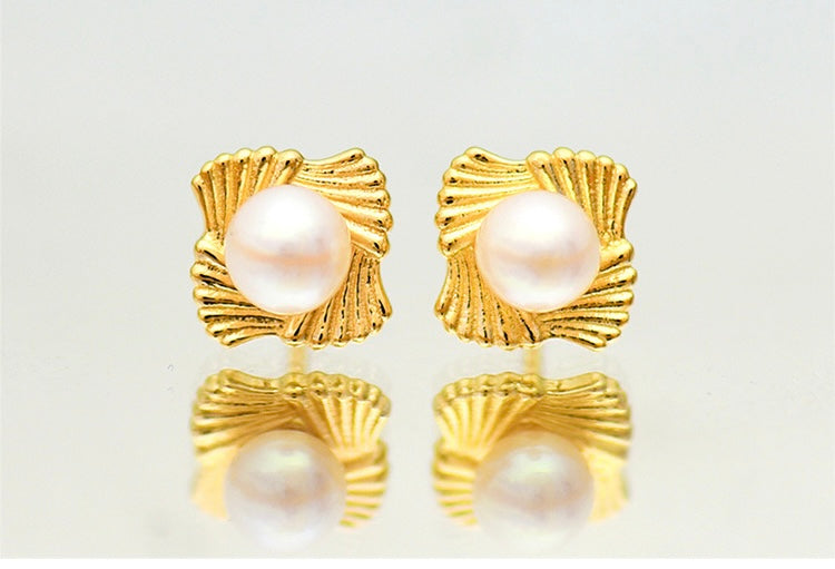 Fan Dish Pearl Stud Earrings