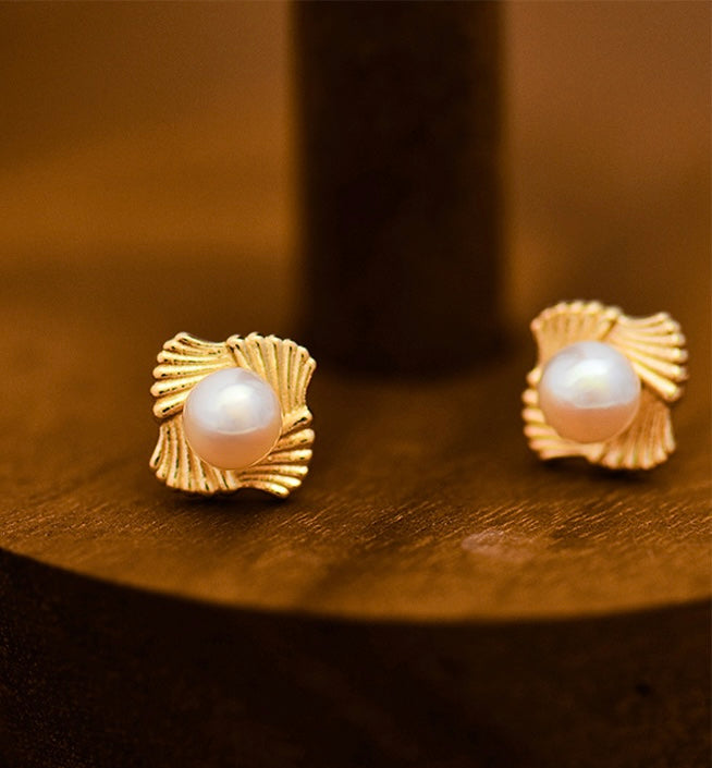 Fan Dish Pearl Stud Earrings