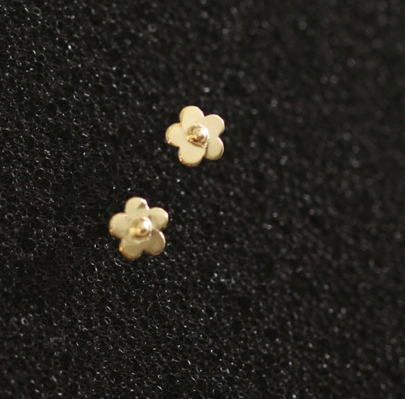 Friendly Flower Stud Earrings