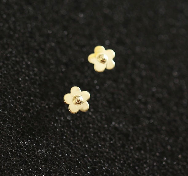 Friendly Flower Stud Earrings