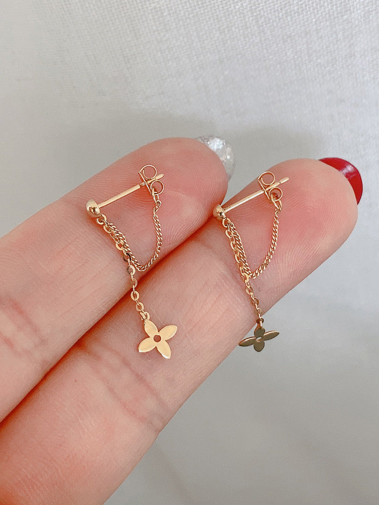 Drape Chain Clover Stud Earrings