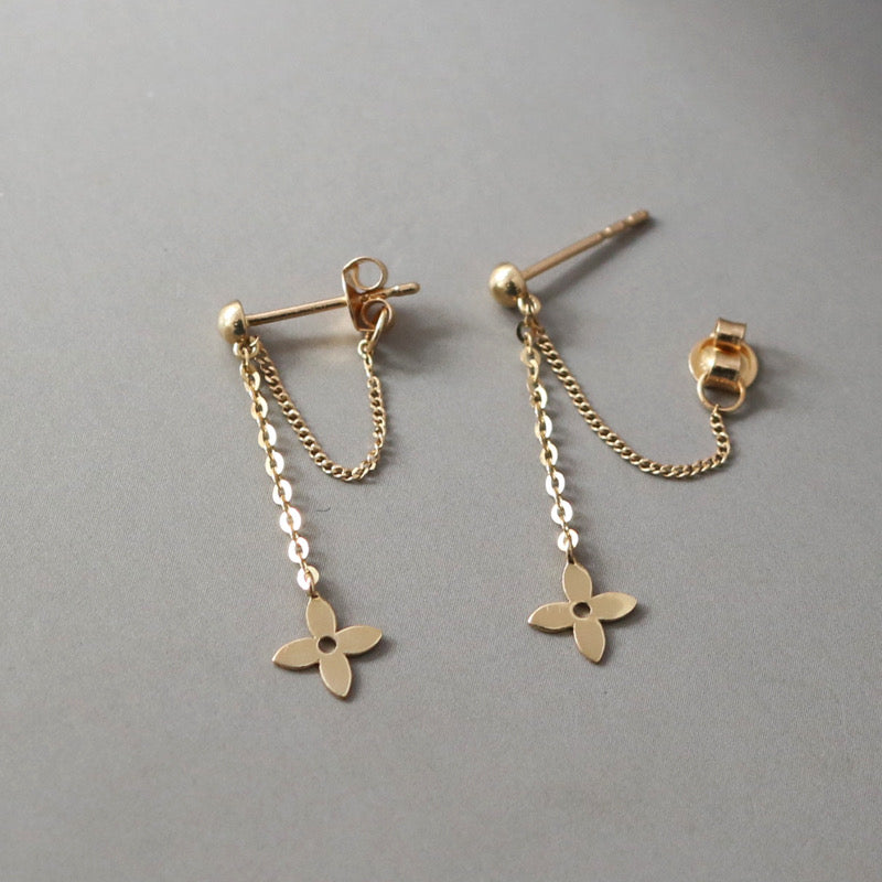 Drape Chain Clover Stud Earrings