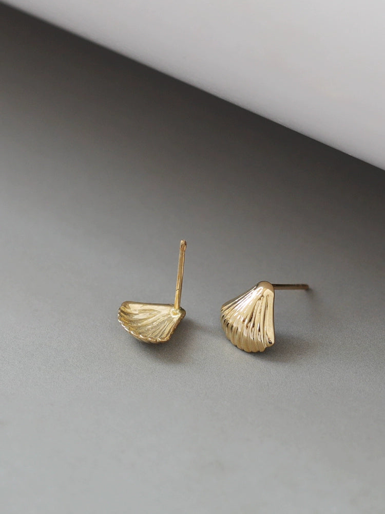 Shell Curve Stud Earrings