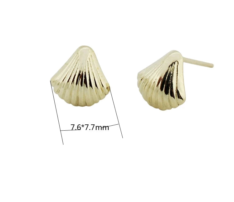 Shell Curve Stud Earrings