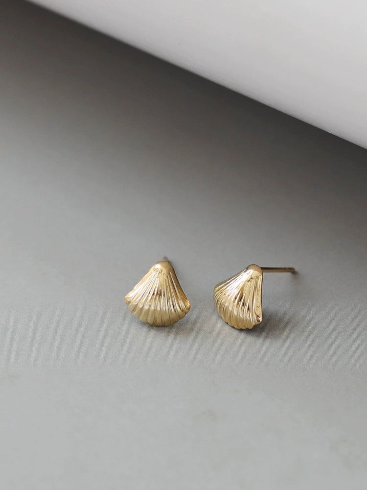 Shell Curve Stud Earrings