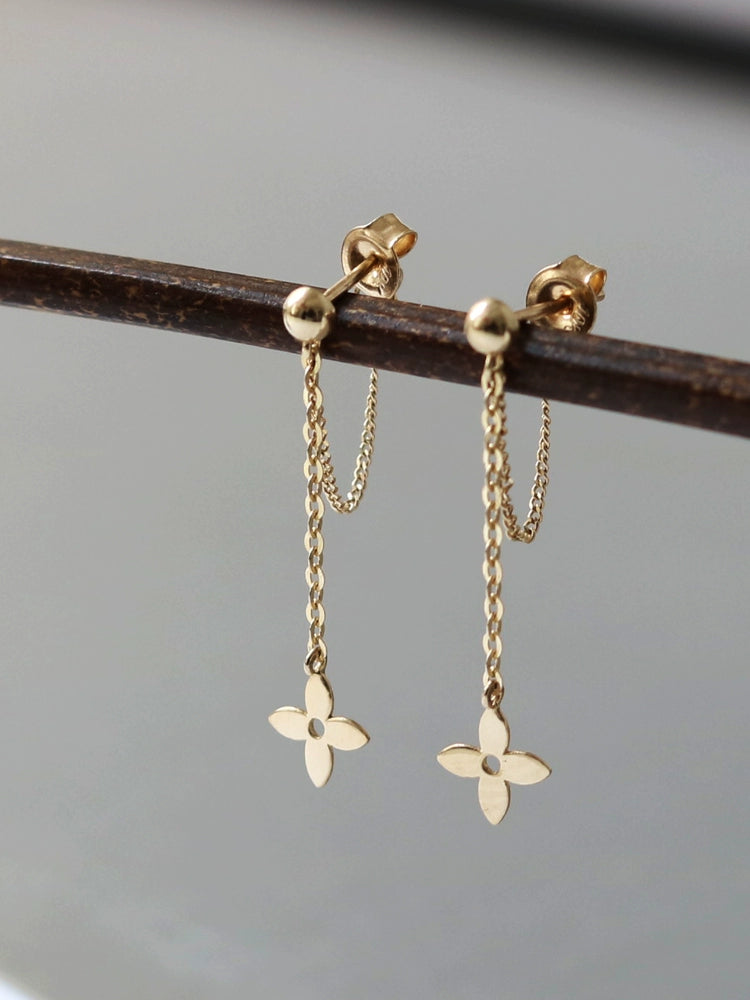 Drape Chain Clover Stud Earrings