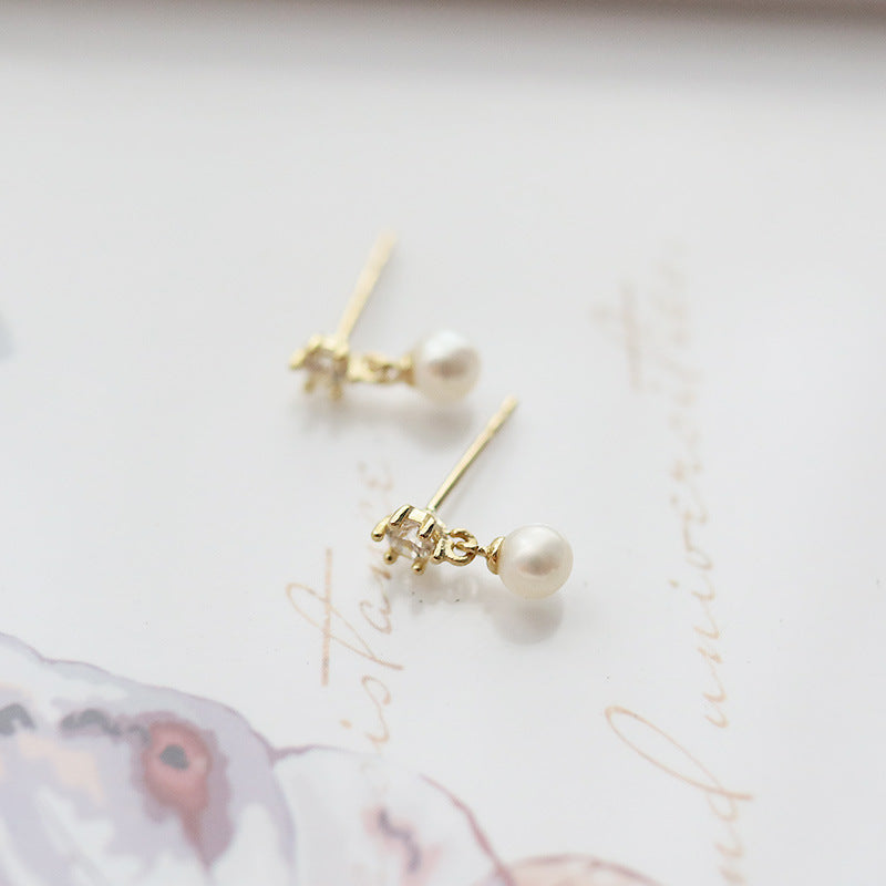 Dame Pearl Stud Earrings