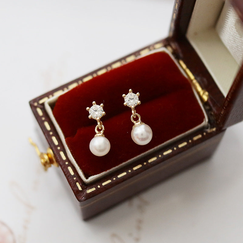 Dame Pearl Stud Earrings